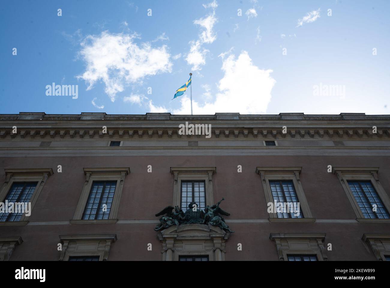 Suède drapeau volant au-dessus du Palais Royal, Stockholm, Suède. (Sveriges Flagga, Kungliga Slottet) Banque D'Images