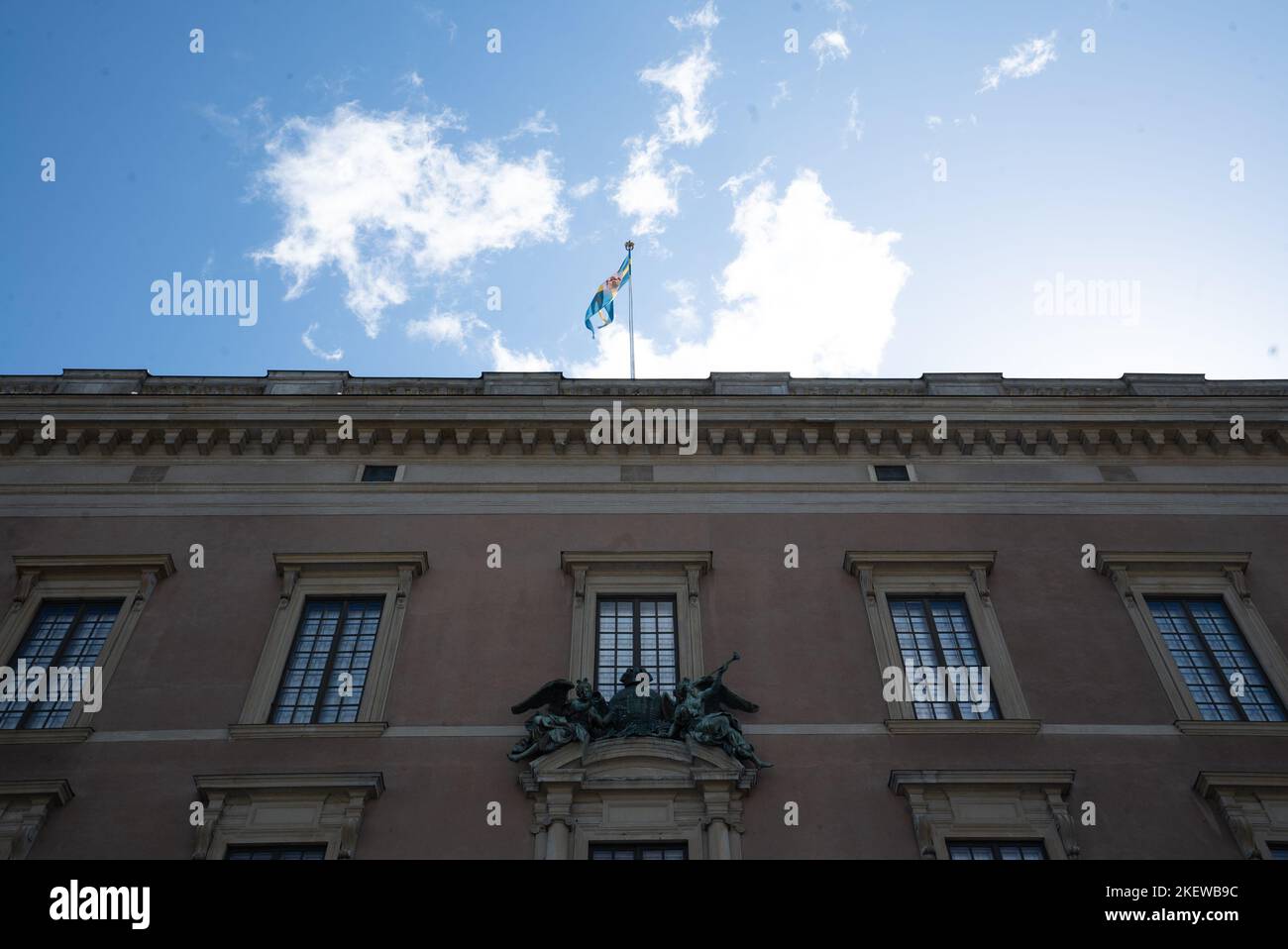 Suède drapeau volant au-dessus du Palais Royal, Stockholm, Suède. (Sveriges Flagga, Kungliga Slottet) Banque D'Images