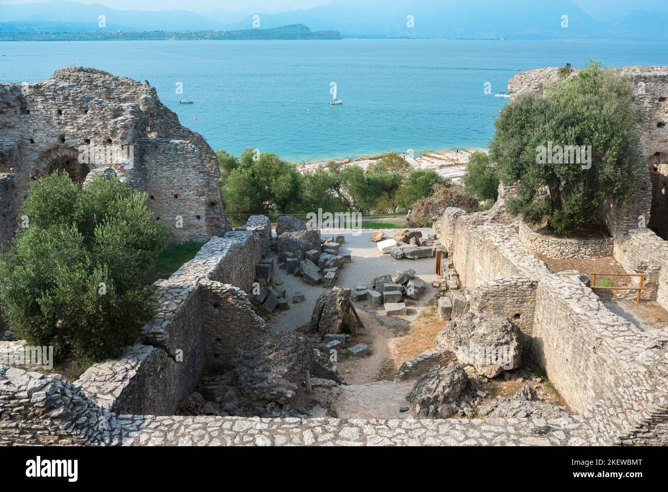 Grotte di Catullo Sirmione, vue en été des ruines d'un ancien bâtiment romain considéré comme la villa de Catullus, Sirmione, Lac de Garde, Italie Banque D'Images