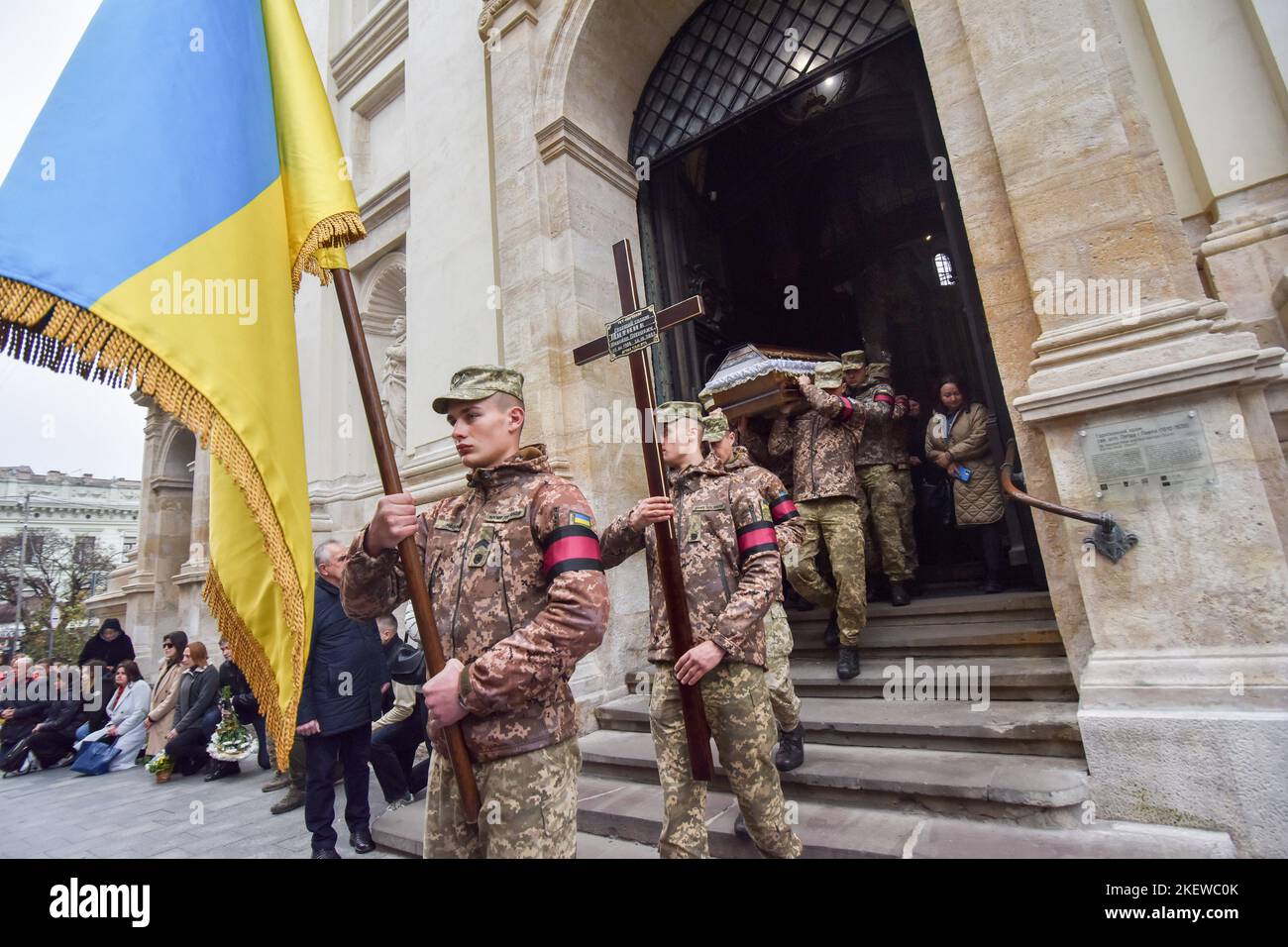 Les soldats portent des cercueils avec les corps des défenseurs de l'Ukraine, qui sont morts à la suite de l'invasion militaire russe de l'Ukraine, de l'église de la garnison des Saints Apôtres Pierre et Paul à Lviv. Yuriy LUN et Mykhailo Mytnyk, défenseurs de l'Ukraine contre les troupes russes d'occupation, ont déclaré Au revoir à Lviv. Les deux soldats ont servi dans les 80th brigades d'assaut aéroportées séparées. En 2010, Yuriy LUN a été élu député de la convocation de 6th du Conseil municipal de Lviv de l'Association ukrainienne 'voboda' ('liberté'). (Photo de Pavlo Palamarchuk/SOPA Images/Sipa USA) Banque D'Images