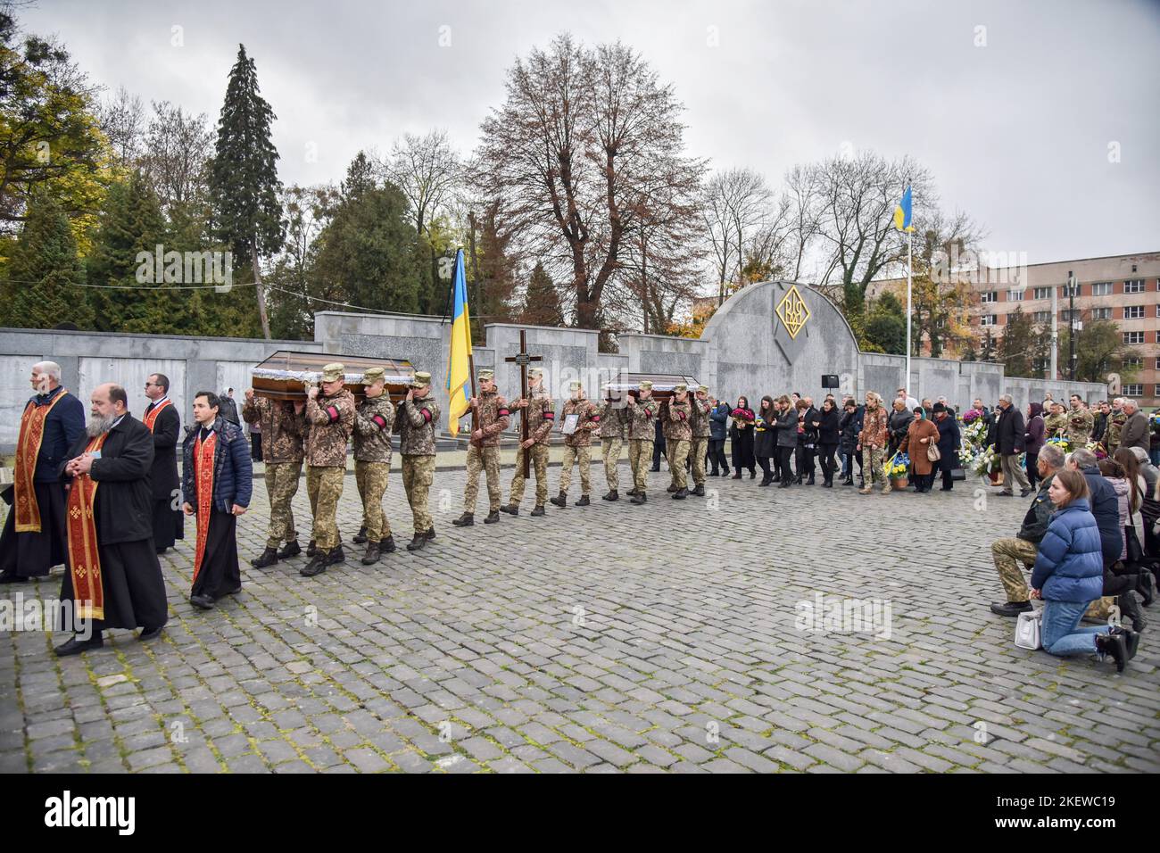 Les soldats portent des cercueils avec les corps des défenseurs de l'Ukraine, qui sont morts à la suite de l'invasion militaire russe de l'Ukraine au cimetière de Lychakiv à Lviv. Yuriy LUN et Mykhailo Mytnyk, défenseurs de l'Ukraine contre les troupes russes d'occupation, ont déclaré Au revoir à Lviv. Les deux soldats ont servi dans les 80th brigades d'assaut aéroportées séparées. En 2010, Yuriy LUN a été élu député de la convocation de 6th du Conseil municipal de Lviv de l'Association ukrainienne 'voboda' ('liberté'). (Photo de Pavlo Palamarchuk/SOPA Images/Sipa USA) Banque D'Images