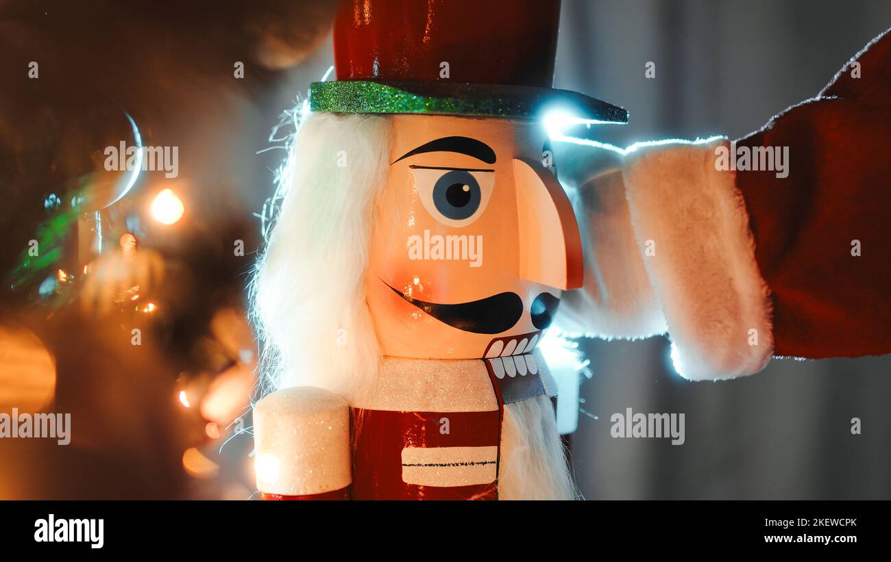 Le Père Noël caresse l'arbre de casse-noisette Banque D'Images