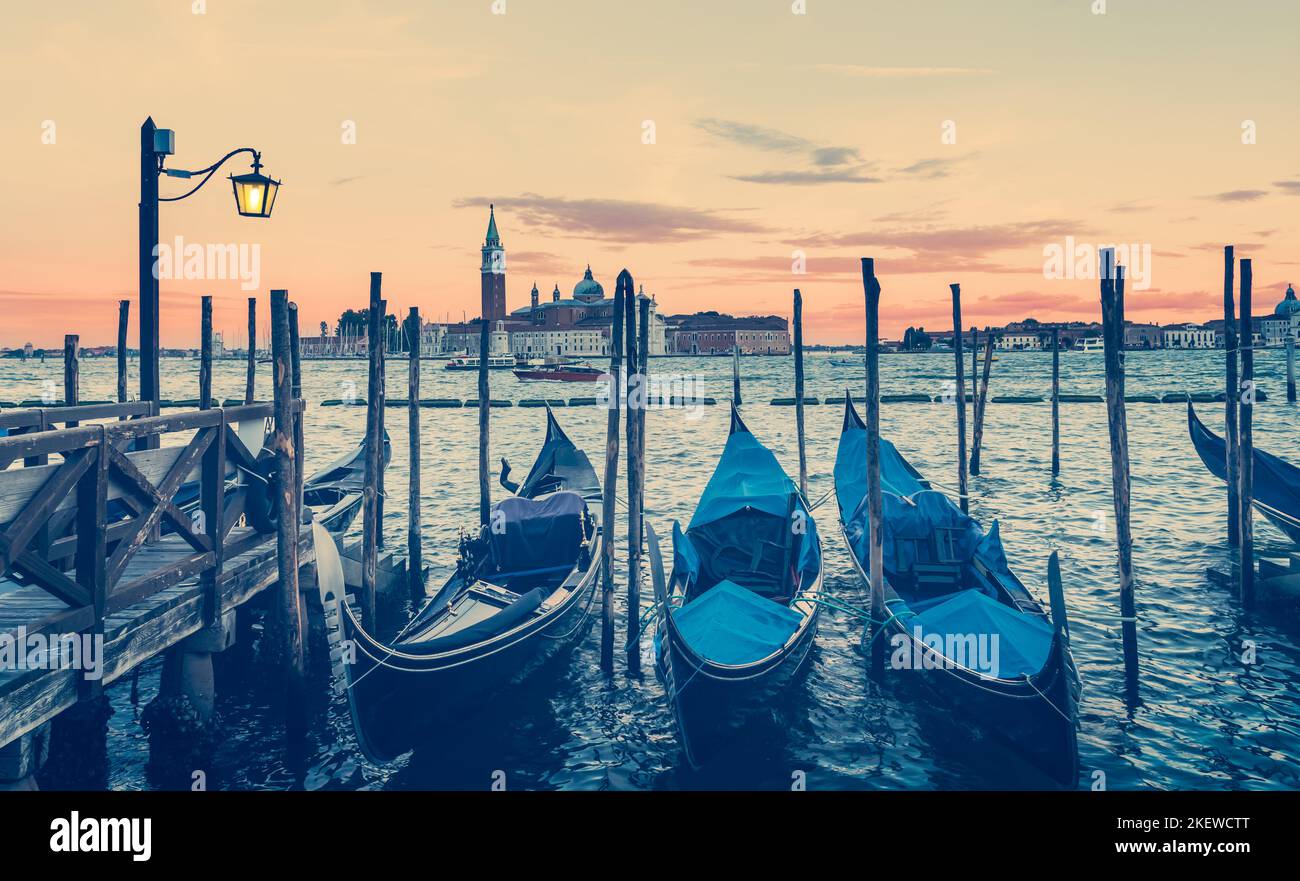 Gondoles à Venise Italie au crépuscule. Banque D'Images