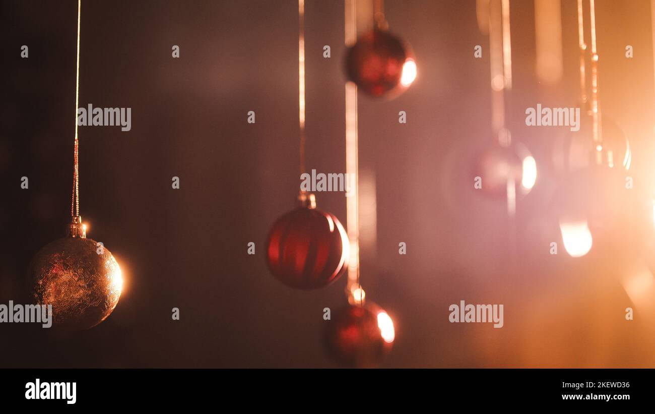 Boules de Noël colorées flottant au clair de lune Banque D'Images