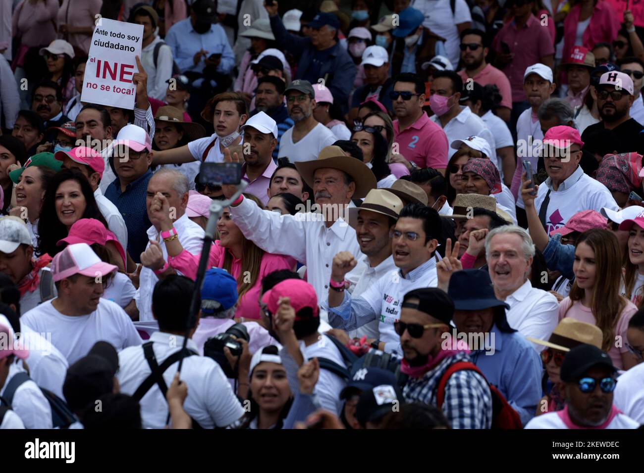 13 novembre 2022, Mexico, Mexique : L’ancien président mexicain Vicente Fox Quesada, dirigeant national du Parti d’action nationale, Marko Cortes, président de la Chambre des députés Santiag Creel Miranda, se joint à l’occasion d’une manifestation contre le président mexicain Lopez Obrador Electoral Reforma Reform. On 13 novembre 2022, Mexico, Mexique. (Photo de Luis Barron / Eyepix Group) Banque D'Images