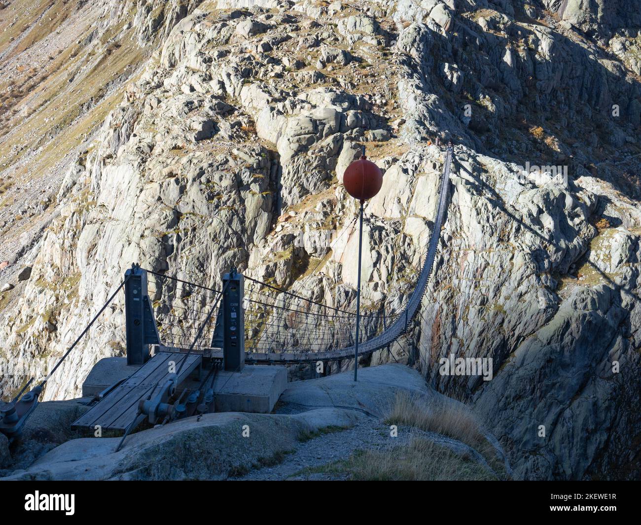 Trift, Suisse - 18 octobre 2022: Pont de corde spectaculaire Triftbruecke traversant un canyon Banque D'Images