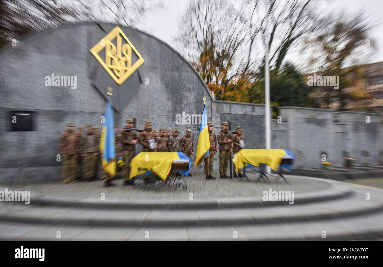 Lviv, Ukraine. 2nd novembre 2022. Les funérailles de Yury LUN et de Mykhailo Mytnyk, qui sont morts à la suite de l'invasion russe de l'Ukraine, au cimetière de Lychakiv à Lviv. Yuriy LUN et Mykhailo Mytnyk, défenseurs de l'Ukraine contre les troupes russes d'occupation, ont déclaré Au revoir à Lviv. Les deux soldats ont servi dans les 80th brigades d'assaut aéroportées séparées. En 2010, Yuriy LUN a été élu député de la convocation de 6th du Conseil municipal de Lviv de l'Association tout-ukrainienne 'Svoboda' (Credit image: © Pavlo Palamarchuk/SOPA Images via ZUMA Press Wire) Banque D'Images