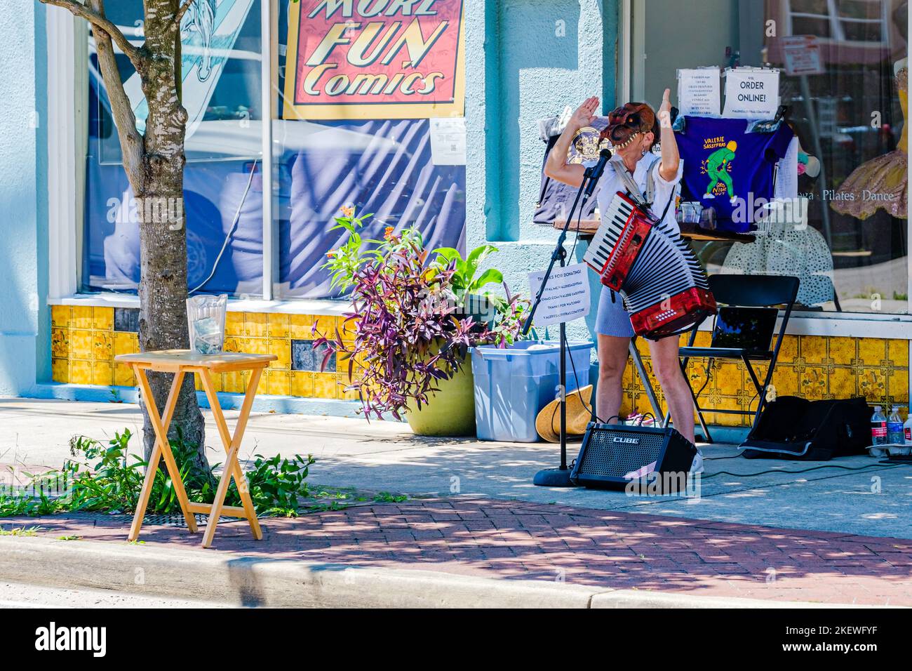 LA NOUVELLE-ORLÉANS, LA, Etats-Unis - 12 JUIN 2020 : Valerie Sassyfras avec son accordéon sur Oak Street Banque D'Images