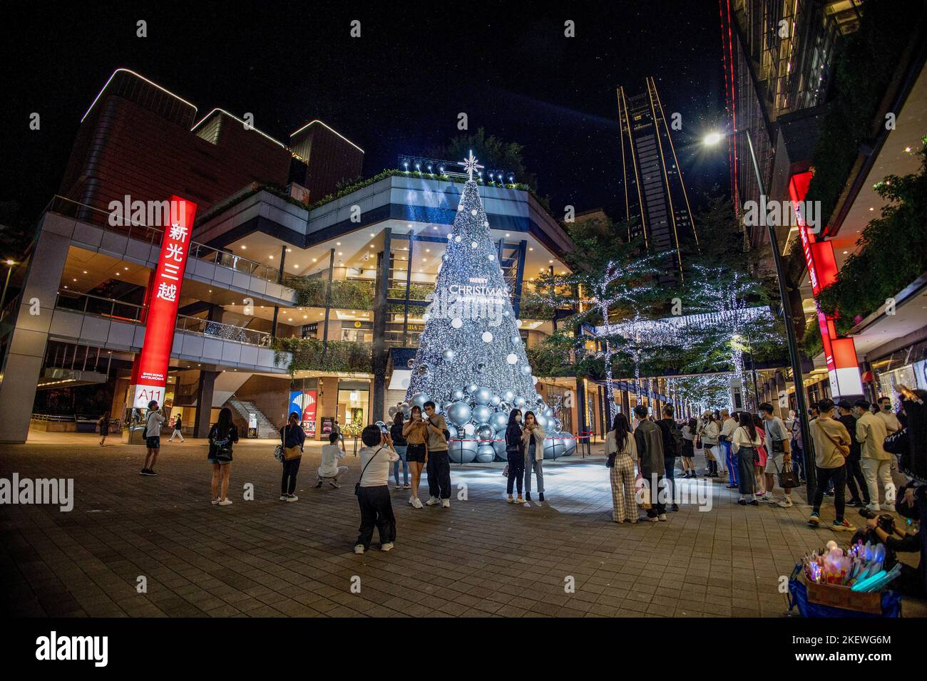 Un Noël géant vu illuminé au centre du quartier commerçant de Xinyi avec de la neige artificielle tombant sur le sommet de l'arbre toutes les heures. Les décorations de Noël sont illuminées en vue de la célébration de Noël le mois prochain. Ce sera la première grande célébration de Noël à Taiwan après le pic de la pandémie de COVID. (Photo de Hesther ng/SOPA Images/Sipa USA) Banque D'Images