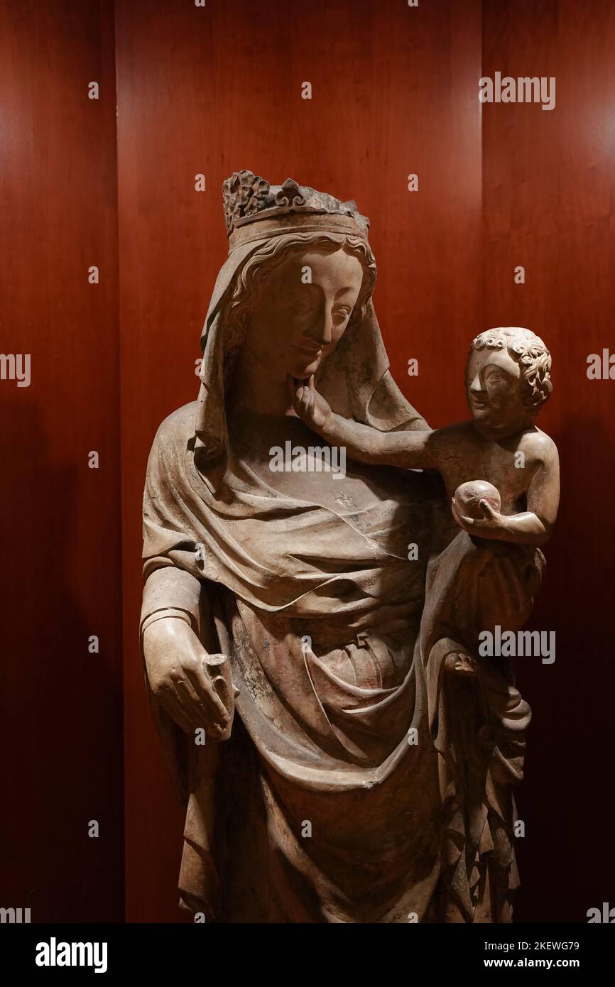 Sculpture gothique en pierre, vierge marie avec l'enfant Christ, style roman, 1000-2000 Banque D'Images