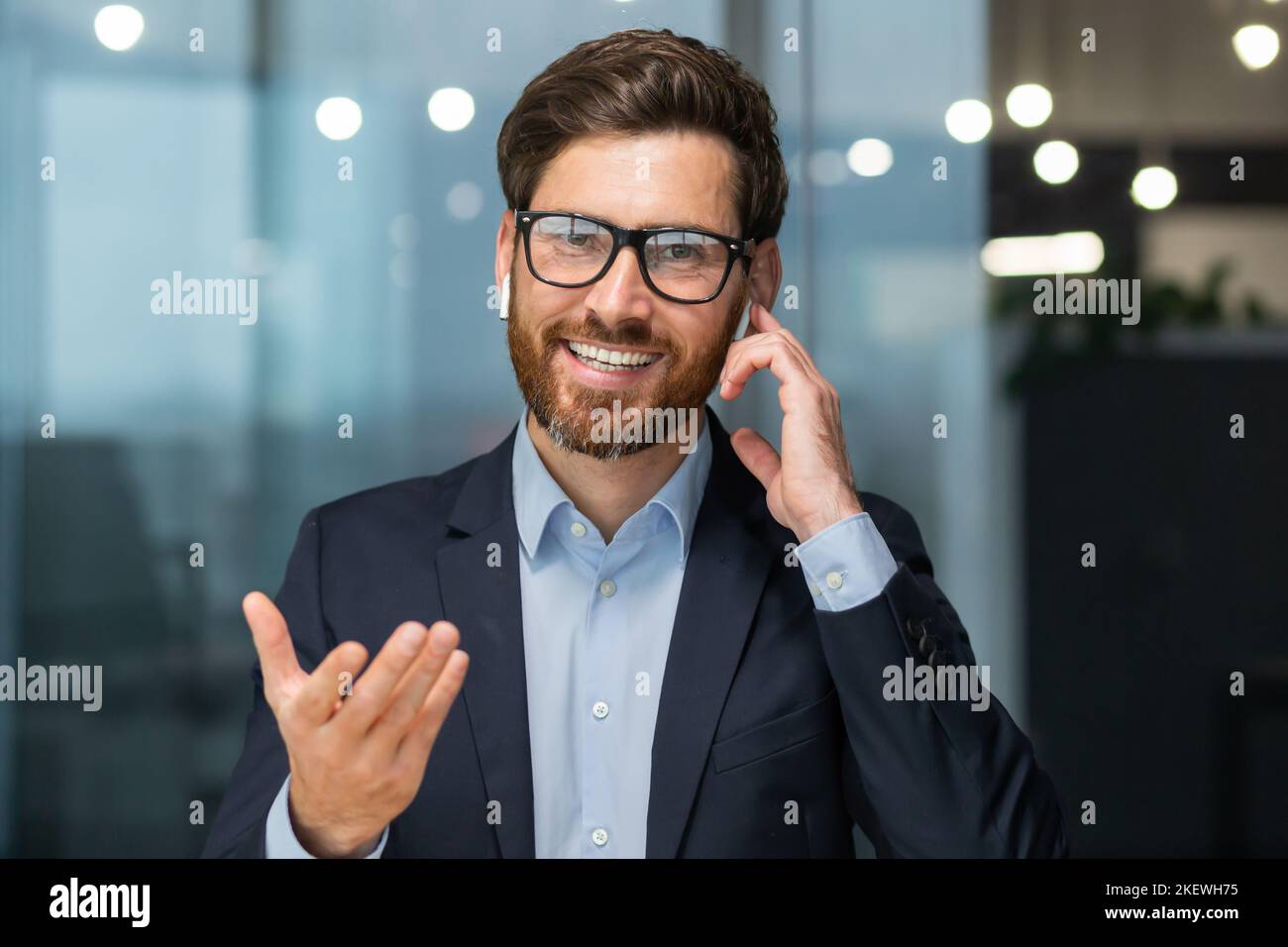 Vue webcam, bureau d'homme d'affaires mûr parlant avec des collègues à  distance en ligne, homme regardant la caméra et souriant, investisseur  réussi au travail en costume d'affaires, cadre en lunettes et barbe