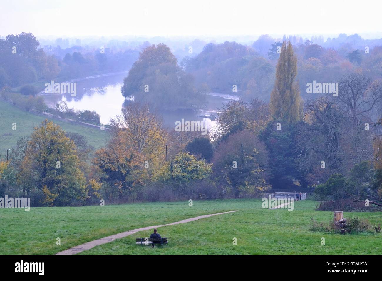 Londres, Royaume-Uni. 14th novembre 2022. La brume s'attarde sur la Tamise et Richmond avant le coucher du soleil après que la brume dense à Londres a entraîné l'annulation des vols ce matin. Crédit : onzième heure Photographie/Alamy Live News Banque D'Images