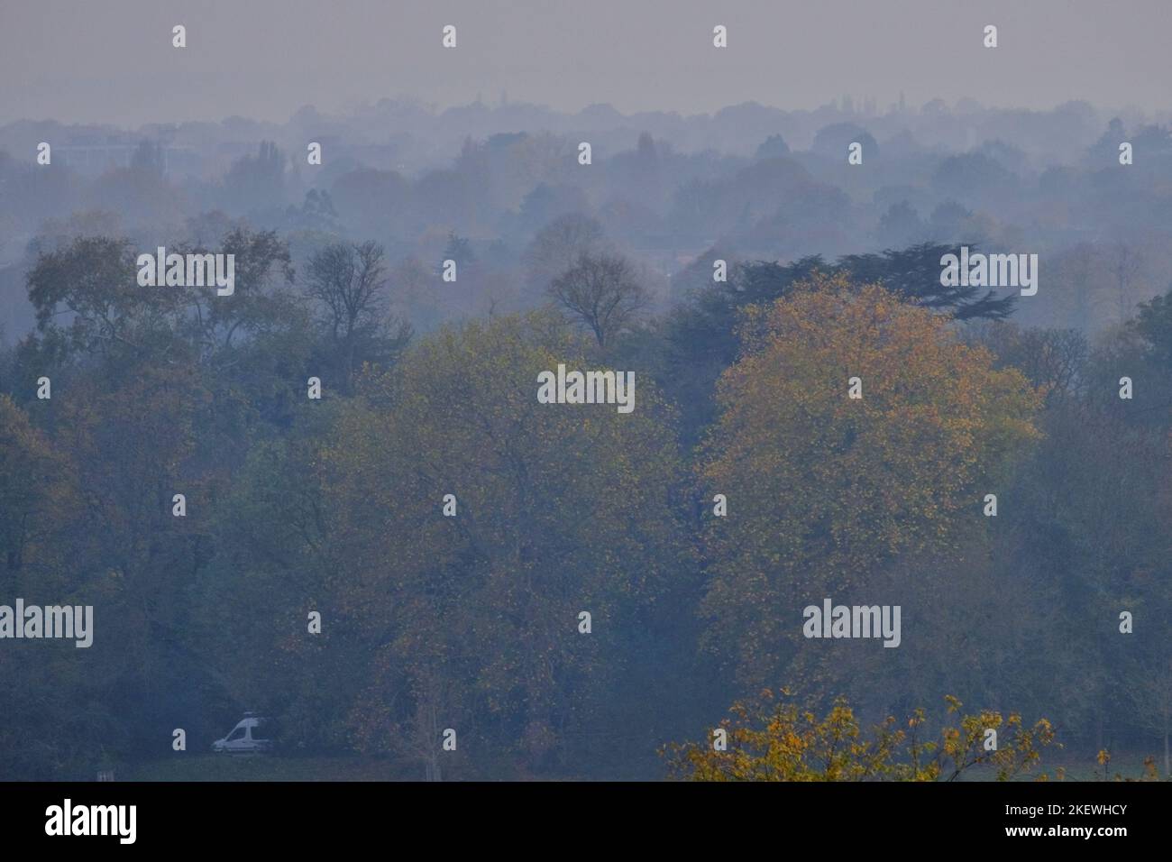 Londres, Royaume-Uni. 14th novembre 2022. La brume s'attarde sur la Tamise et Richmond avant le coucher du soleil après que la brume dense à Londres a entraîné l'annulation des vols ce matin. Crédit : onzième heure Photographie/Alamy Live News Banque D'Images