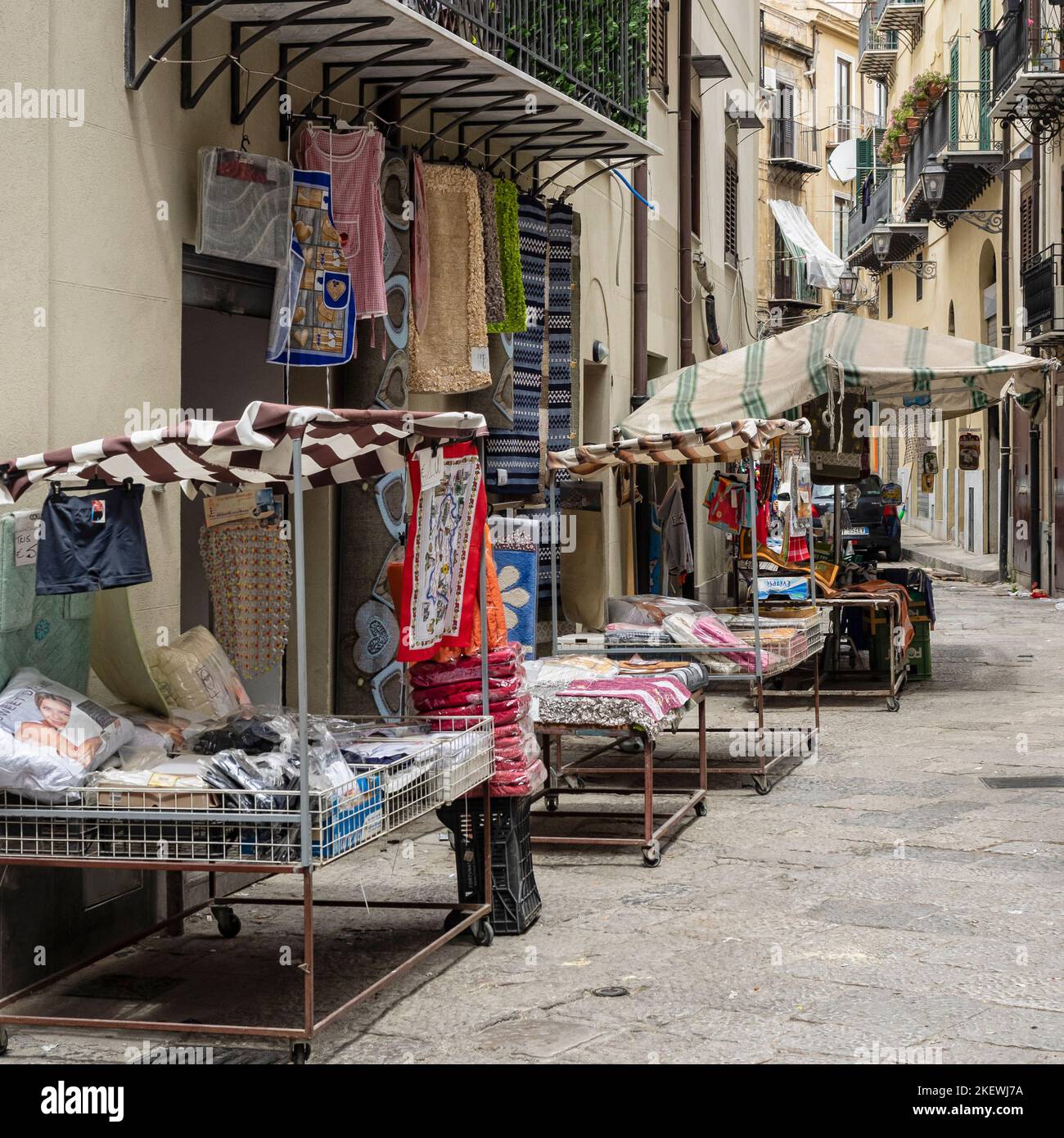 PALERME, SICILE - 21 MAI 2018 : vue sur les étals du marché de la rue la Vucciria Banque D'Images