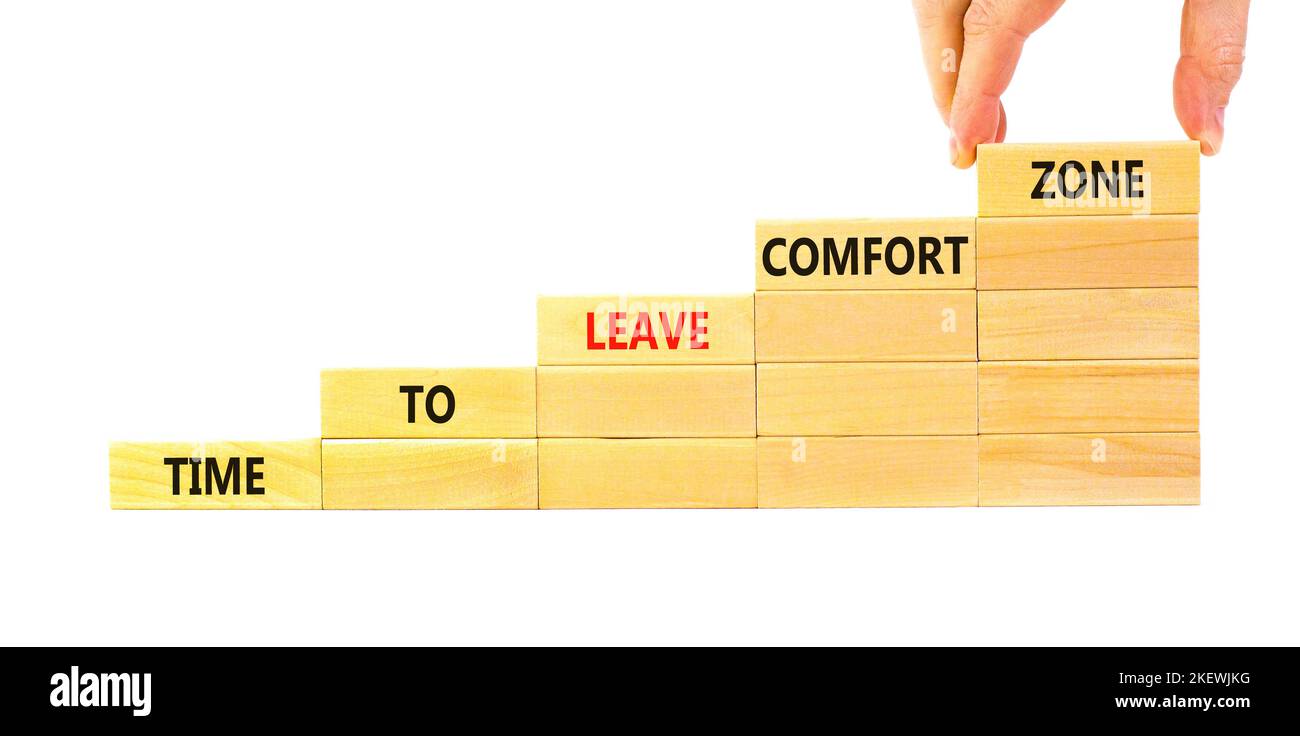 Laissez le symbole de zone de confort. Concept mots temps pour quitter la zone de confort sur des blocs de bois. Main d'homme d'affaires. Magnifique fond blanc. Temps de travail à l Banque D'Images