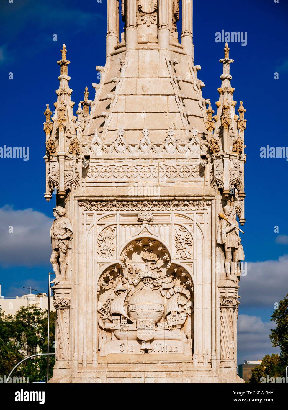 Détail du piédestal. Le Monument de Columbus, Monumento a Colón, est un monument situé à Madrid. Il se trouve sur la place du namesake, la Plaza de Colón. Les dockers Banque D'Images