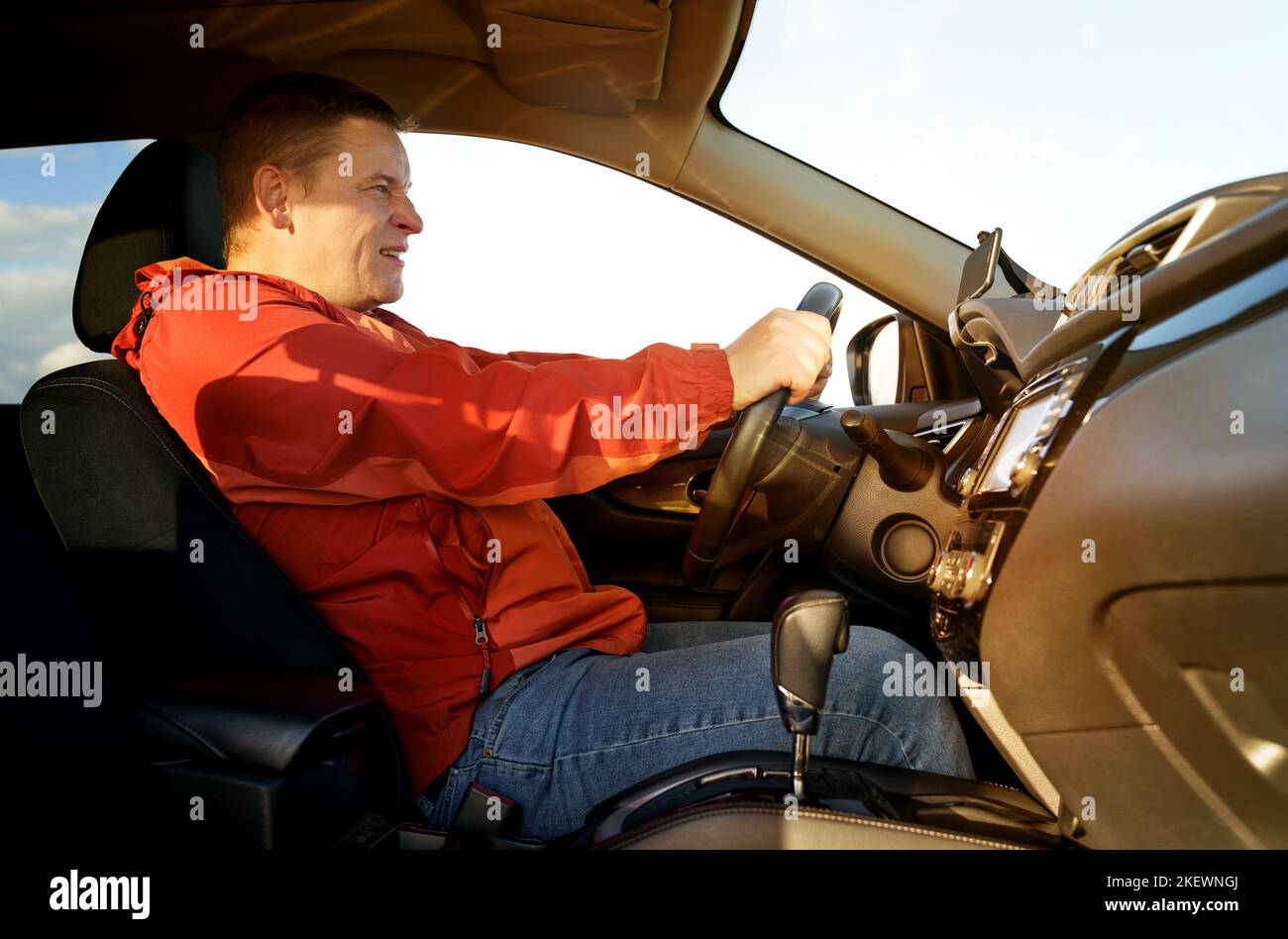 Le conducteur a perdu le contrôle de la voiture, freinage d'urgence. Sécurité de transport. Banque D'Images