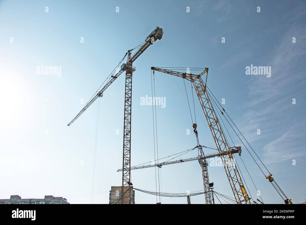 Grue de construction contre le ciel bleu. L'industrie de l'immobilier. Une grue utilise un équipement de levage sur un chantier de construction. Banque D'Images