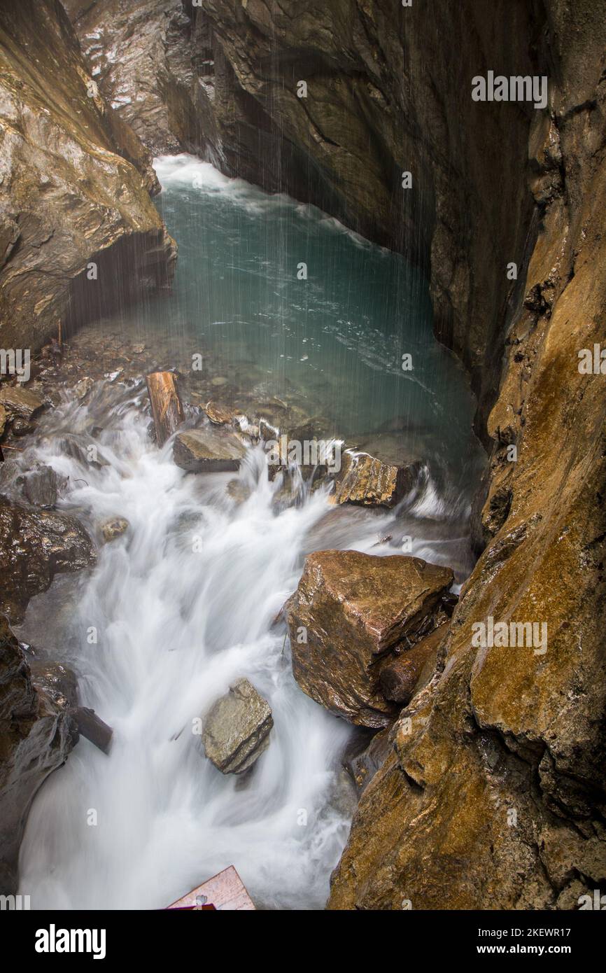 La vue magnifique sur la gorge de Sigmund Thun - Sigmund Thun Klamm. Vallée en cascade de Kapruner Ache sauvage près de Kaprun, Autriche. Eau bleue cristalline. 4K Banque D'Images