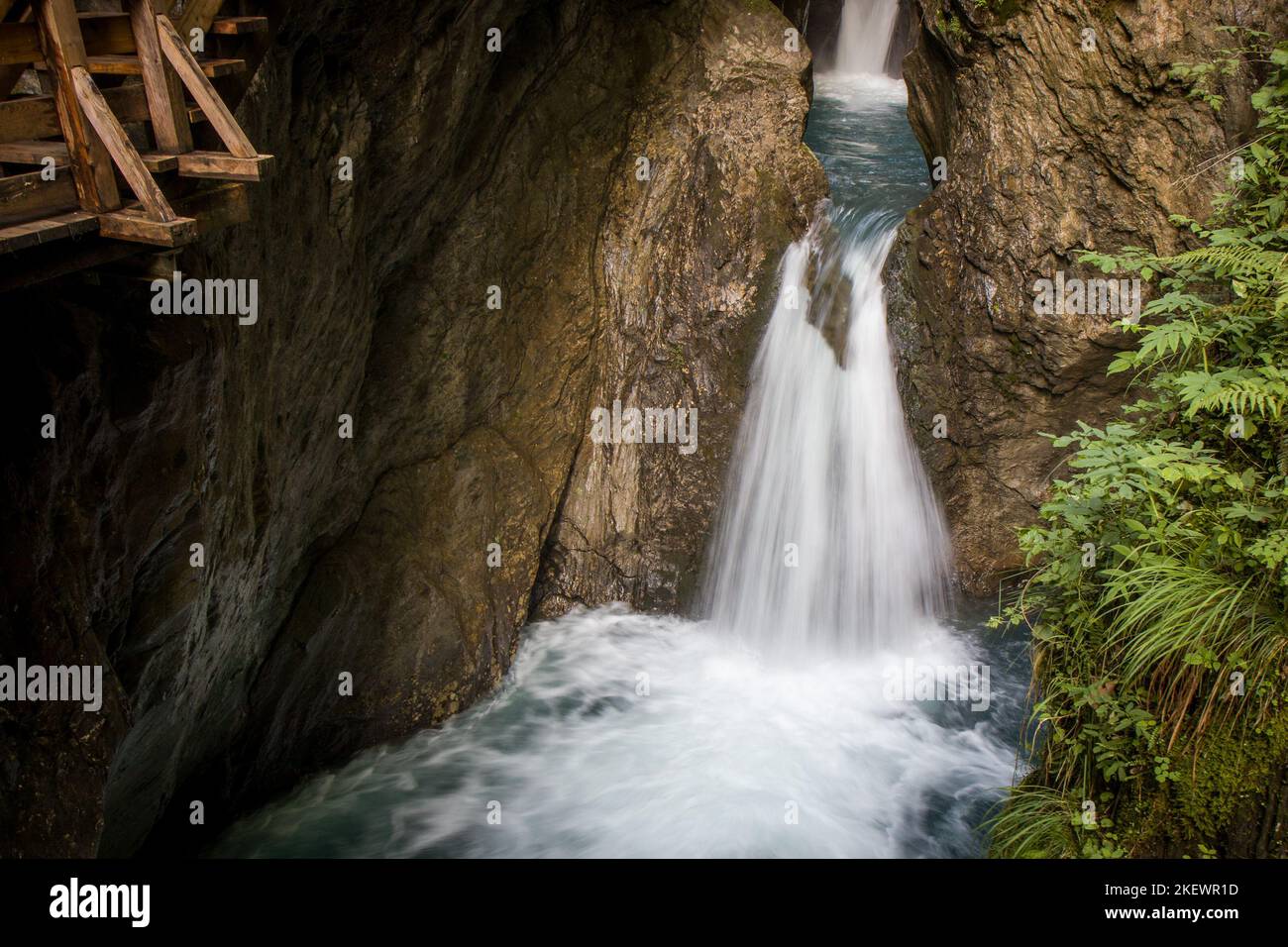 La vue magnifique sur la gorge de Sigmund Thun - Sigmund Thun Klamm. Vallée en cascade de Kapruner Ache sauvage près de Kaprun, Autriche. Eau bleue cristalline. BT Banque D'Images