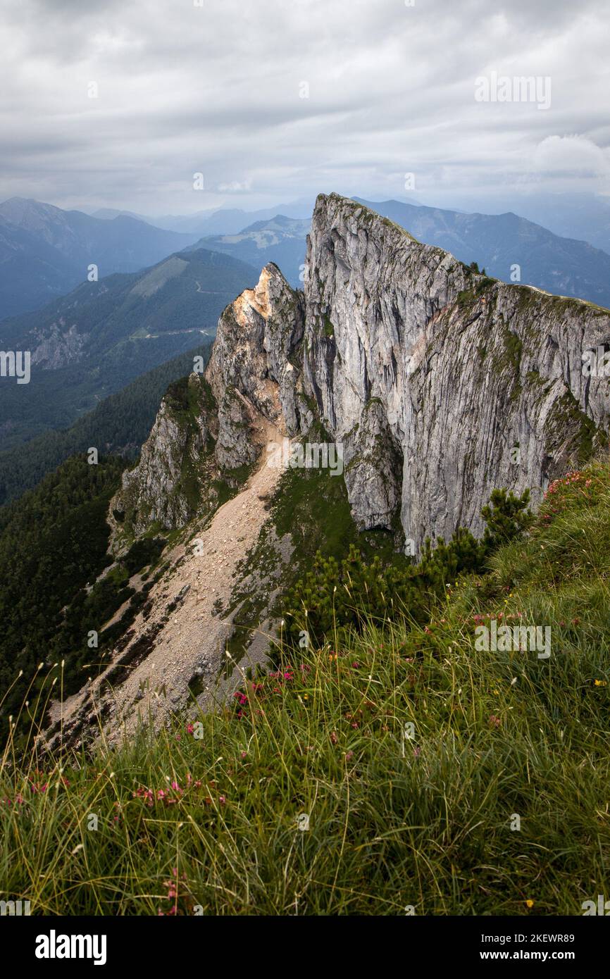 La belle vue portrait de Schafberg, 1783 m, pendant une journée nuageux, montagne dans l'état autrichien de Salzbourg. Sommet de Spinnerin. Autriche, Europe. Banque D'Images