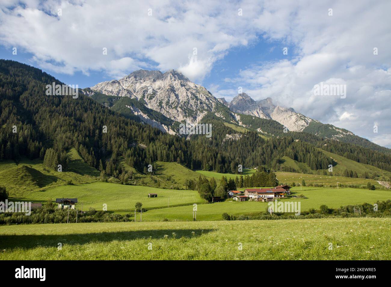 La belle vue panoramique sur les montagnes et la vallée près de Leogang - Saalfelden, Autriche, Europe - pendant l'été. Fond d'écran HD 4k, fond vert Banque D'Images