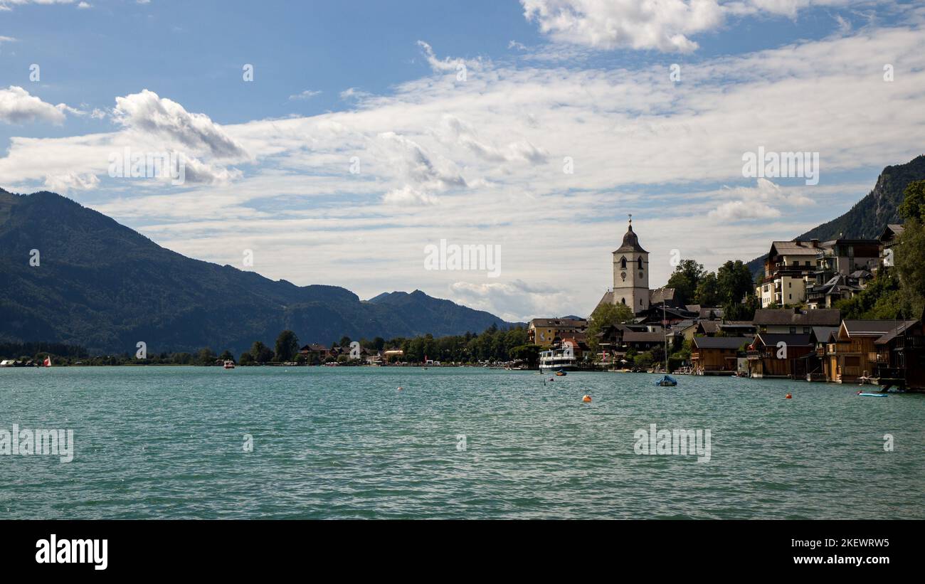 La belle vue sur le lac Wolfgangsee en Autriche. Wolfgangsee est l'un des lacs les plus connus de la région balnéaire de Salzkammergut en Autriche. Banque D'Images