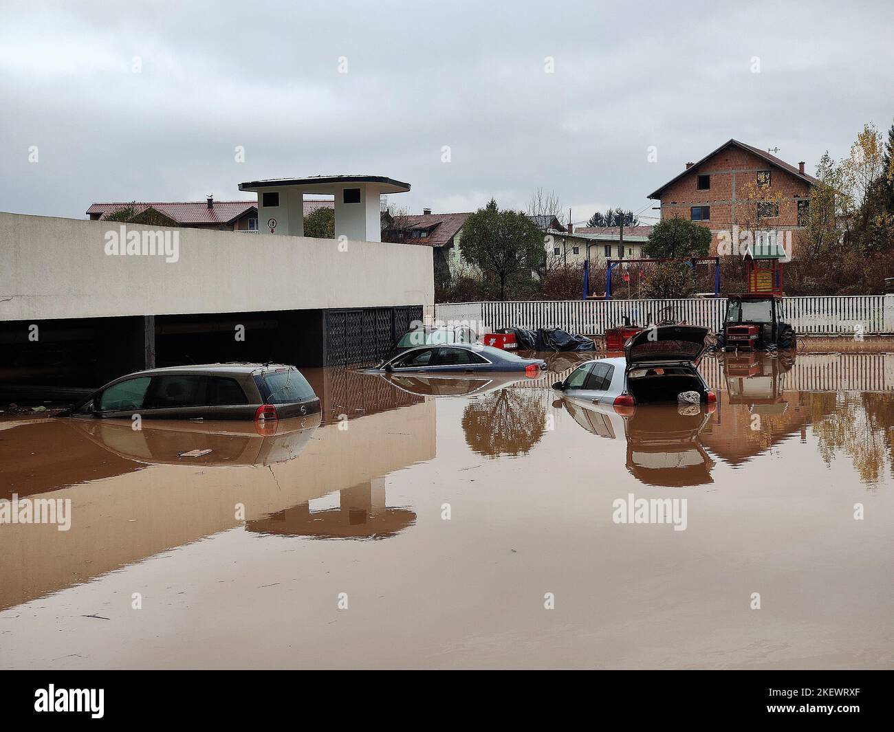 Les pluies torrentielles provoquent des inondations soudaines dans la ville. Voitures sous l'eau dans le stationnement de condominium. Voitures endommagées par de fortes précipitations. Banque D'Images