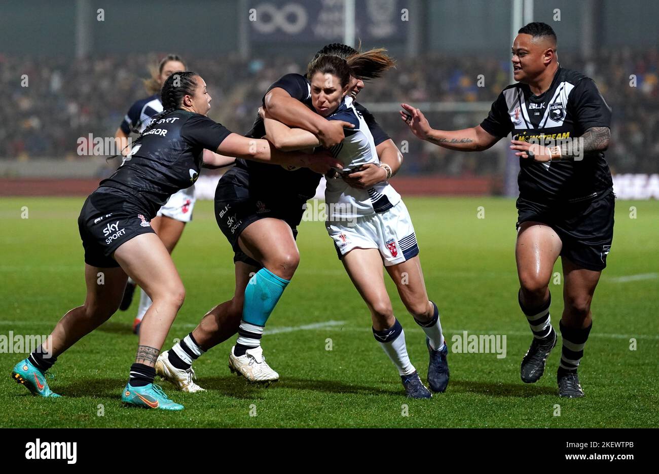 Courtney Winfield-Hill (au centre), en Angleterre, combat avec Raecene McGregor (à gauche), Amber Hall (au centre) et Mele Hufanga (à droite), en Nouvelle-Zélande, lors du match de demi-finale de la coupe du monde de rugby féminin, au stade COMMUNAUTAIRE LNER, York. Date de la photo: Lundi 14 novembre 2022. Banque D'Images