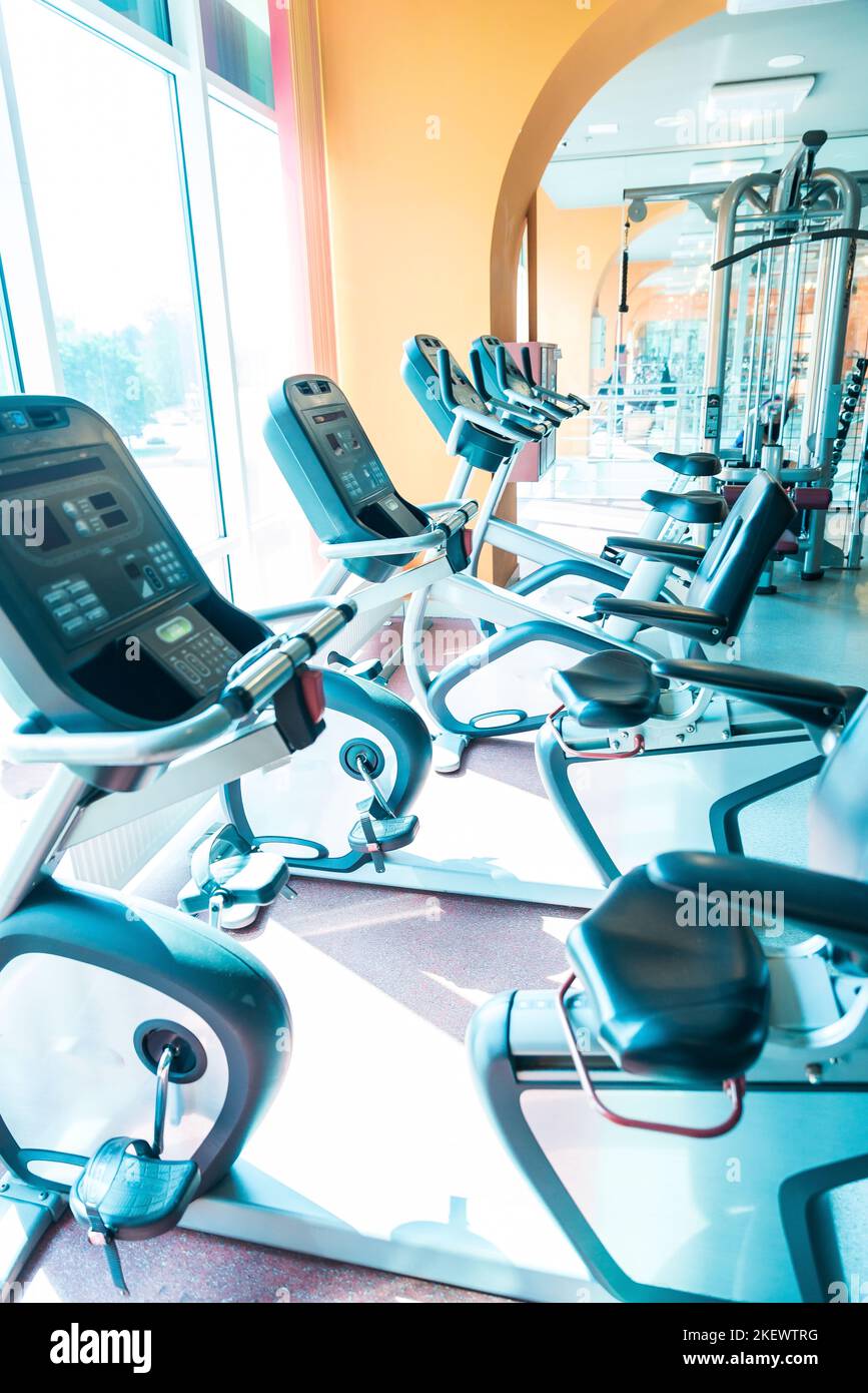 Intérieur d'une salle de fitness moderne avec grandes fenêtres et tapis roulants Banque D'Images