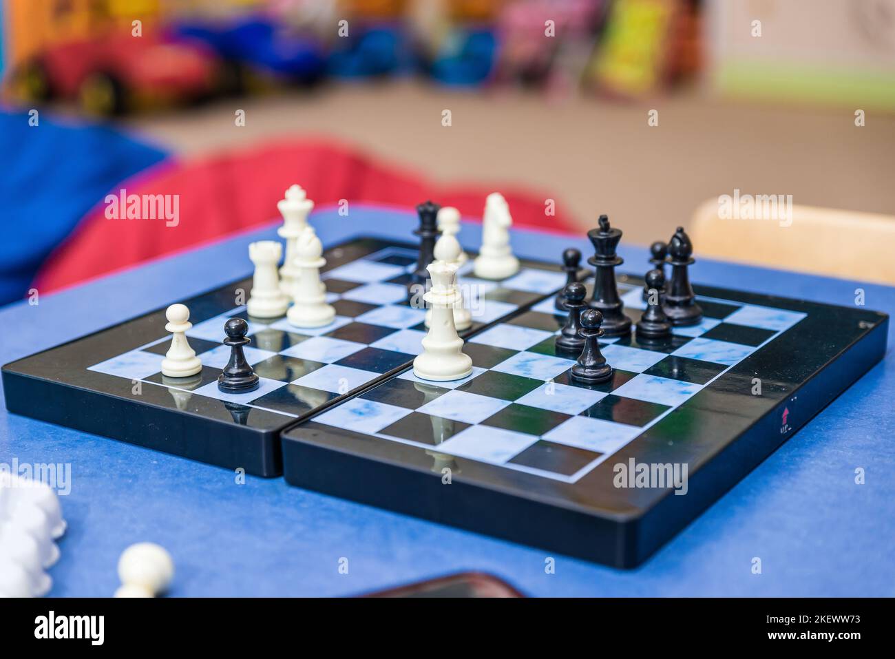 jouer aux échecs, chessboard vue de côté, main en déplaçant une pièce d'échecs, sur le point de l'attraper, gros plan. Faire un mouvement, stratégie, planification, défi et succès ab Banque D'Images
