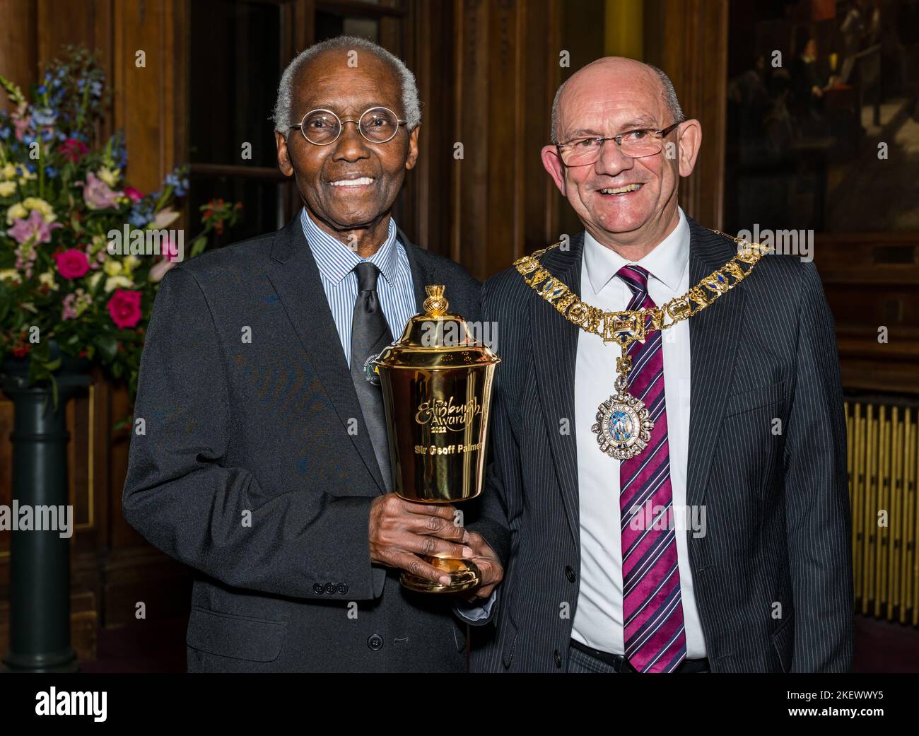 Édimbourg, Écosse, Royaume-Uni, 14th novembre 2022. Sir Geoff Palmer reçoit le prix d'Édimbourg 2022 : le professeur reçoit le prix de Lord Provost Robert Aldridge lors d'un événement à Edinburgh City Chambers. Photo : Sir Geoff Palmer et Lord Provost Robert Aldridge avec la coupe Loving. Credit Sally Anderson/Alay Live News Banque D'Images