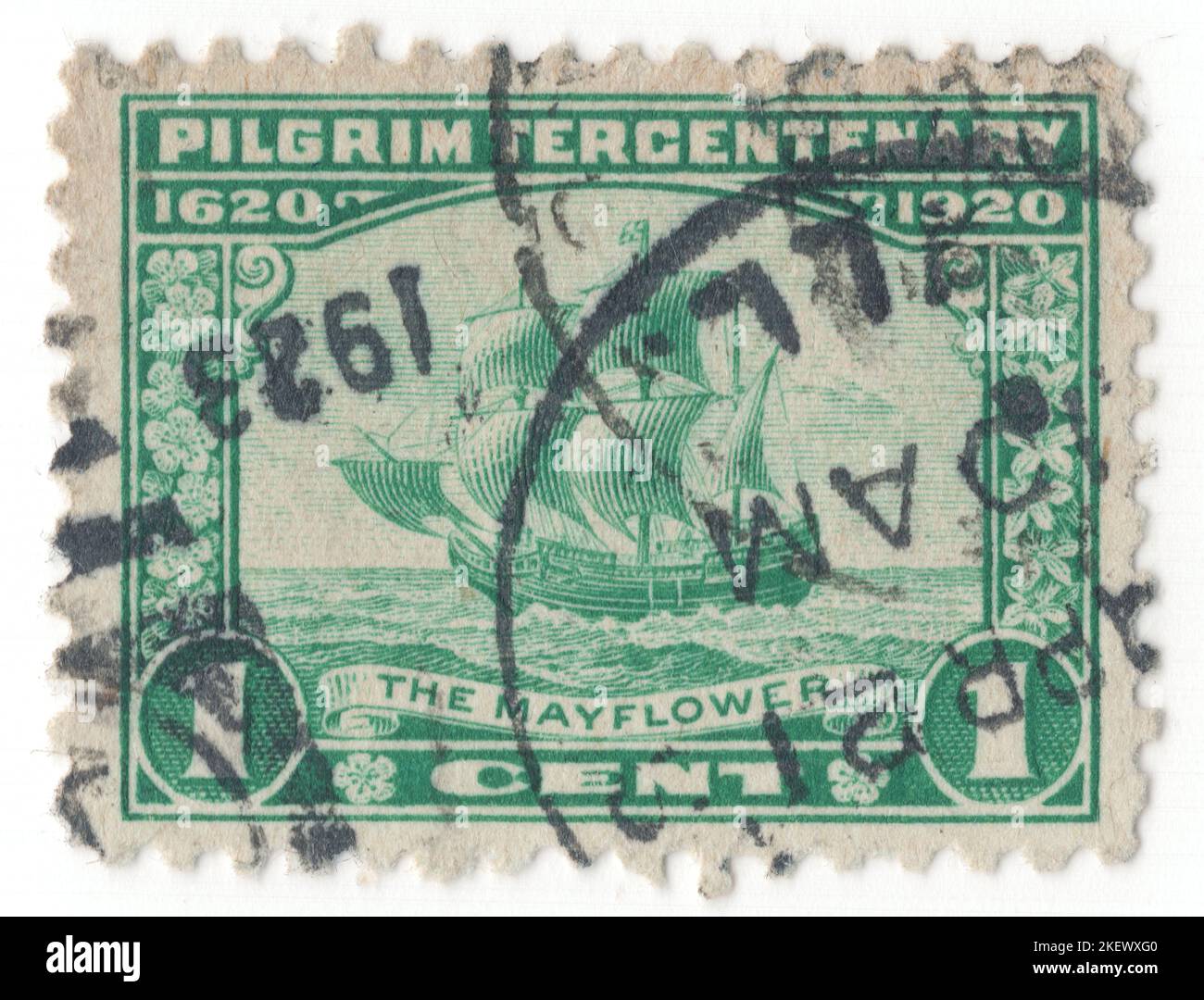 Etats-Unis - 1920 21 décembre : timbre-poste vert de 1 cents représentant le voilier 'Mayflower' dans l'océan. Pèlerin Tercentenaire. Tercentaire du débarquement des pèlerins à Plymouth, Massachusetts. Mayflower était un navire anglais qui transportait un groupe de familles anglaises, connues aujourd'hui sous le nom de Pilgrims, de l'Angleterre au Nouveau monde en 1620. Après 10 semaines éprouvant en mer, Mayflower, avec 102 passagers et un équipage d'environ 30 personnes, a atteint l'Amérique, en tirant l'ancre près de la pointe de Cape Cod, Massachusetts, sur 21 novembre. Jour de Thanksgiving Banque D'Images