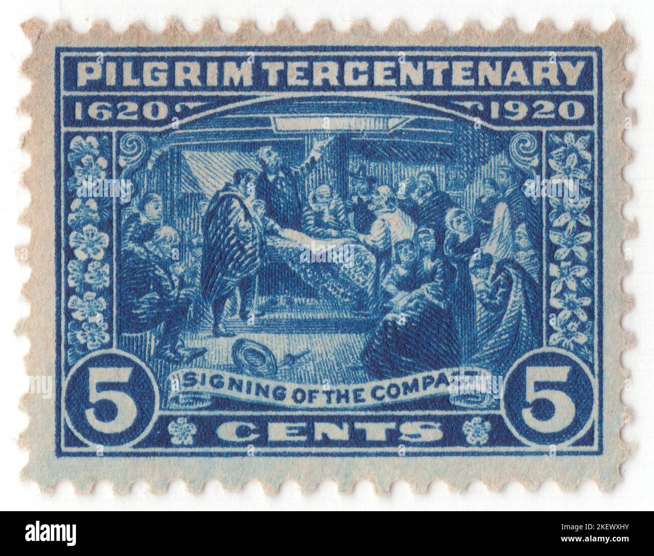 États-Unis - 1920 21 décembre : timbre-poste bleu profond de 5 cents représentant la signature du Pacte Mayflower. Tercentaire du débarquement des pèlerins à Plymouth, Massachusetts. La charte était incomplète pour le Conseil de Plymouth pour la Nouvelle-Angleterre lorsque les colons ont quitté l'Angleterre (elle a été accordée pendant qu'ils étaient en transit le 3 novembre/13). Ils sont arrivés sans brevet; l'ancien brevet WinCob était issu de leurs transactions abandonnées avec la London Company. Certains passagers, conscients de la situation, ont suggéré qu'ils étaient libres de faire comme ils l'avaient choisi à l'atterrissage, sans brevet en place Banque D'Images