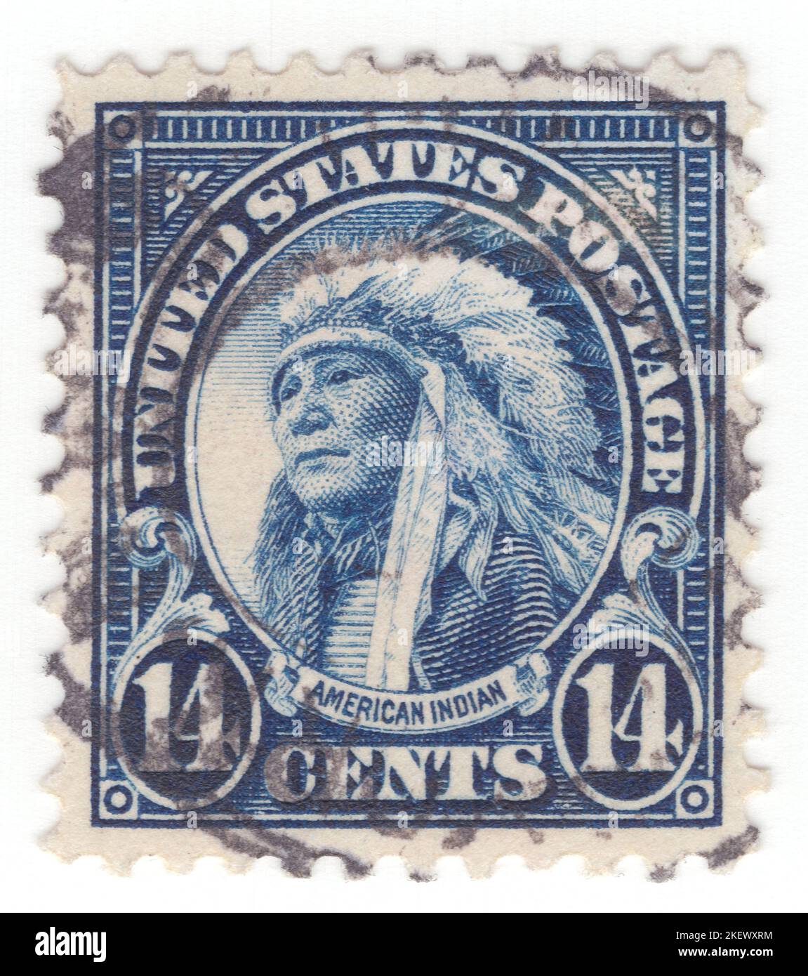 États-Unis - 1923 : timbre-poste bleu de 14 cents représentant le portrait des Indiens d'Amérique, également connus sous le nom de premiers Américains, Américains autochtones, Et d'autres termes, sont les peuples autochtones des États-Unis, y compris Hawaï et les territoires des États-Unis, ainsi que le nord du Mexique et le Canada et d'autres fois seulement les États-Unis continentaux. Il y a 574 tribus reconnues par le gouvernement fédéral vivant aux États-Unis, dont environ la moitié sont associées aux réserves indiennes. Les 'natifss' (tels que définis par le recensement des États-Unis) sont des tribus indigènes qui sont à l'origine des États-Unis contigus Banque D'Images