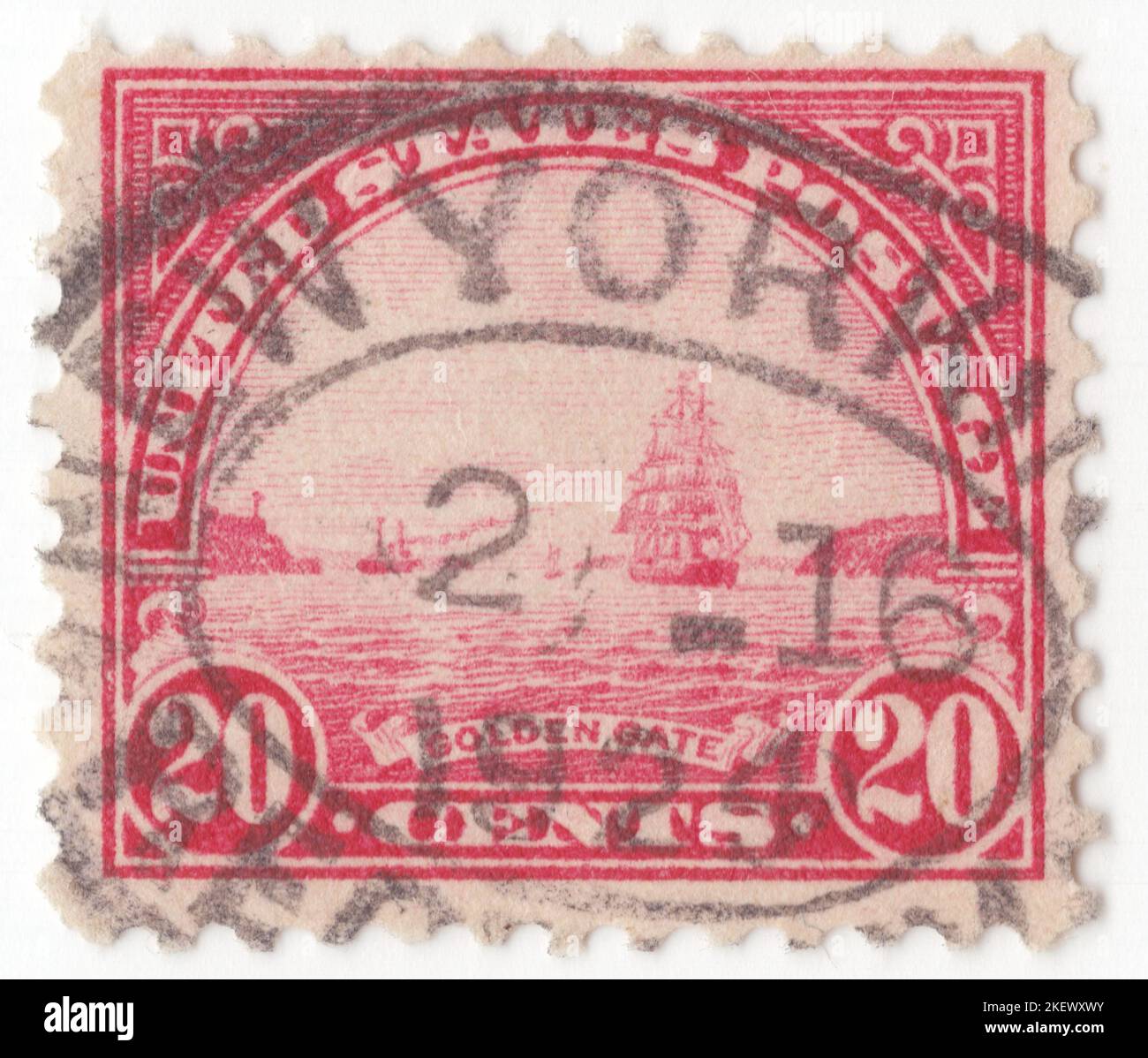 USA - 1923: Un timbre-poste de 20 cents à la carmin-rose représentant le Golden Gate, est un détroit sur la côte ouest de l'Amérique du Nord qui relie la baie de San Francisco à l'océan Pacifique. Elle est définie par les promontoires de la péninsule de San Francisco et de la péninsule de Marin, et, depuis 1937, elle a été enjambée par le Golden Gate Bridge. La rive entière et les eaux adjacentes du détroit sont gérées par le Golden Gate National Recreation Area. Avant l'arrivée des Européens au 18th siècle, la zone autour du détroit et de la baie était habitée par des Américains autochtones - le peuple Ohlone Banque D'Images