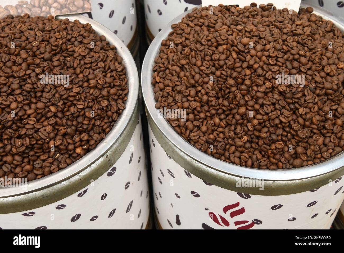 Grains de café dans une tasse en papier Banque D'Images
