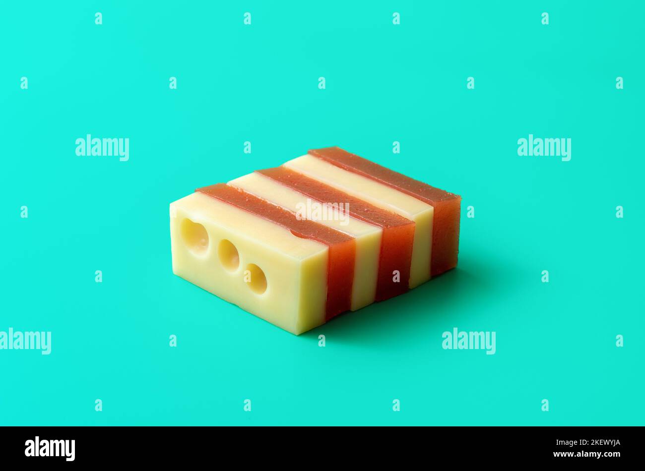 Accompagnements sucrés et salés, marmelade de coing avec fromage sur une table bleue. Cuisine espagnole traditionnelle, fromage frais avec pâte de gel de coing maison. Banque D'Images