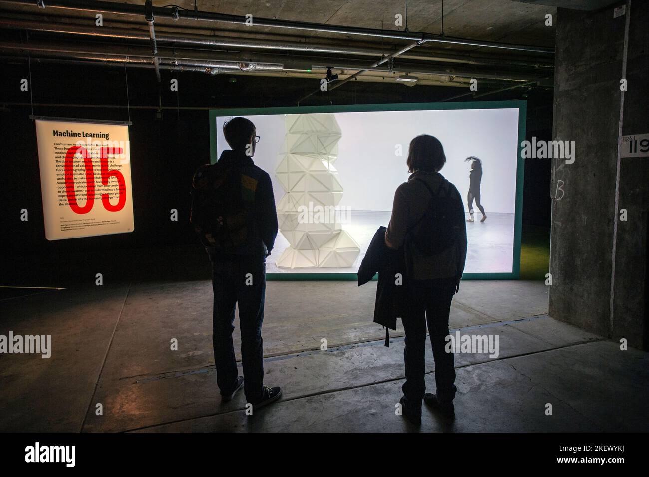 Apprentissage machine. Une exploration de la collaboration homme-machine à 180 Studios, Londres. Banque D'Images