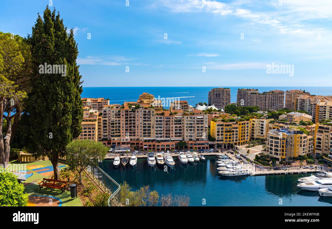 Monaco, France - 2 août 2022 : vue panoramique de la région métropolitaine de Monaco avec port de plaisance de Fontvielle et résidences environnantes Banque D'Images