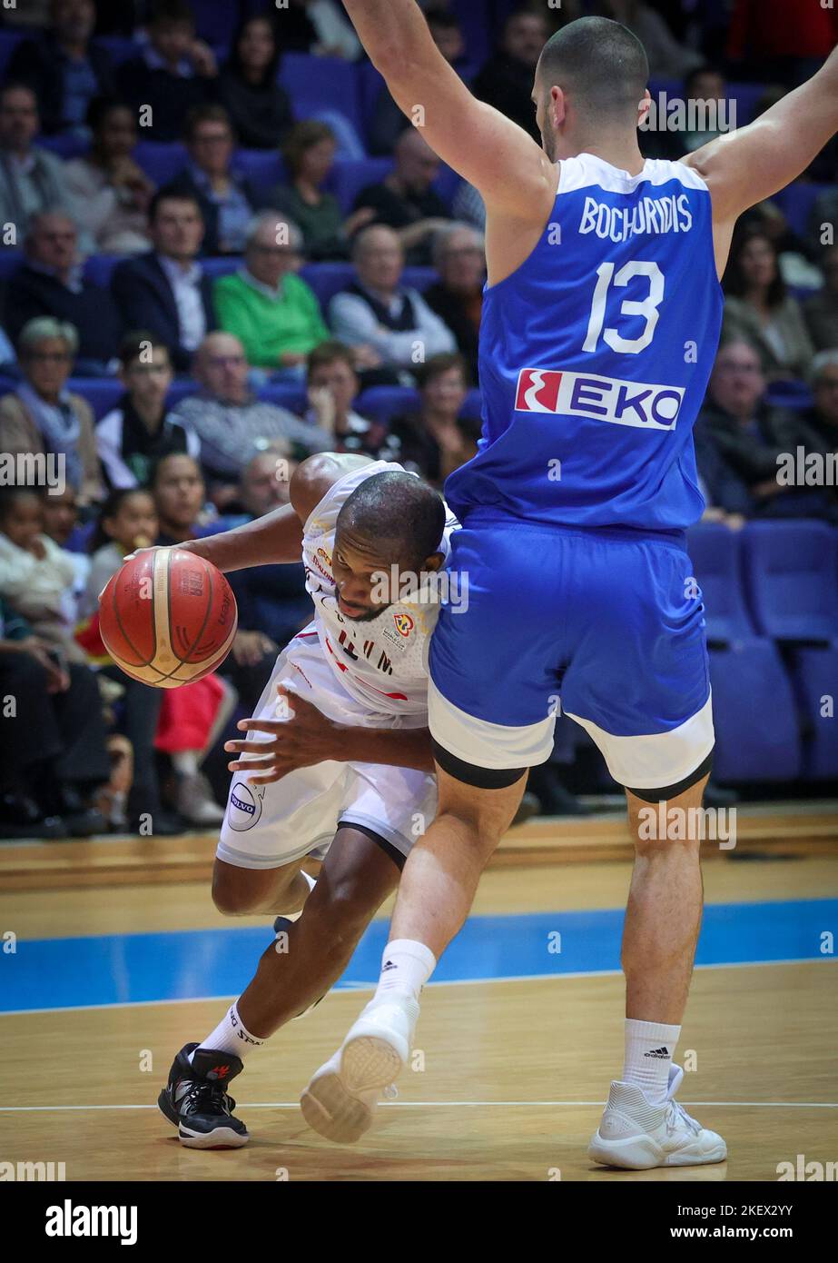 Jemappes, Belgique, 14 novembre 2022, Jonathan Tabu en Belgique et Lefteris Bochoridis en Grèce se battent pour le ballon lors d'un match de basket-ball entre l'équipe nationale belge Lions et la Grèce, lundi 14 novembre 2022 à Jemappes, jeu de qualification 10/12 pour la coupe du monde 2023. BELGA PHOTO VIRGINIE LEFOUR Banque D'Images