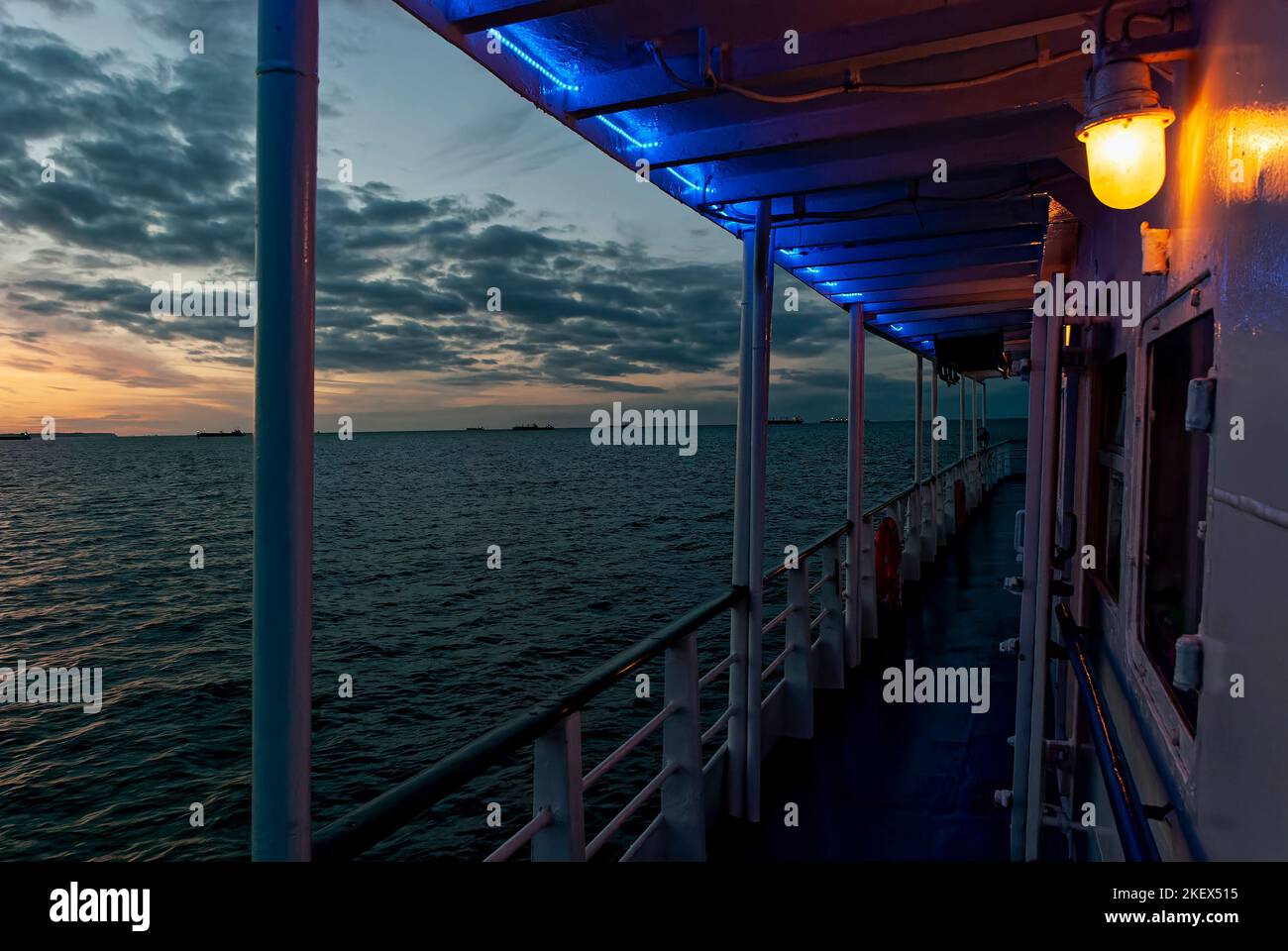 Croisière en soirée. Vue depuis le pont du bateau jusqu'à la mer en soirée. Banque D'Images