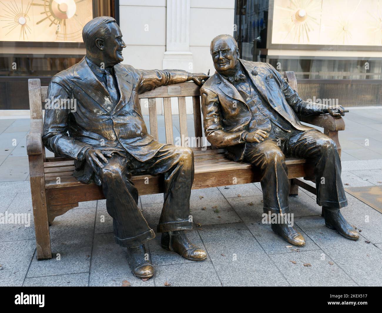Sculpture en bronze des alliés le président Roosevelt et le Premier ministre Winston Churchill assis sur un banc à New Bond Street Londres Banque D'Images