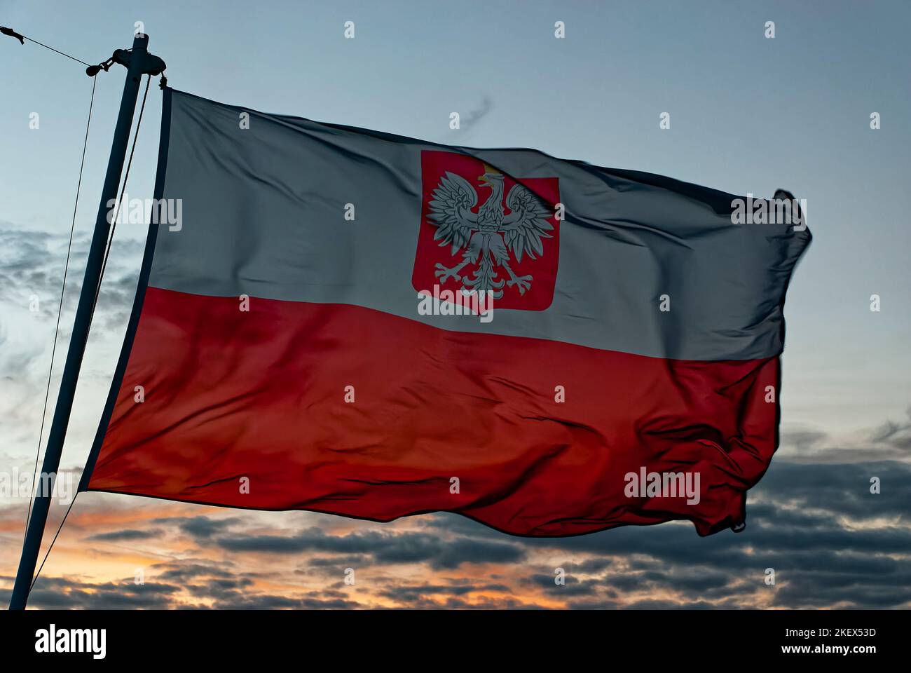 Drapeau maritime de la Pologne, drapeau maritime polonais, drapeau polonais dans le vent, ciel du soir. Le drapeau actuellement valide dans la navigation civile. Banque D'Images