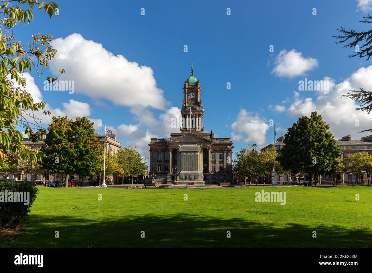 Wirral, Royaume-Uni: Birkenhead Town Hall et Hamilton Square Gardens Banque D'Images