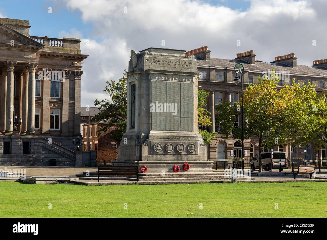 Birkenhead, Royaume-Uni: War Memorial, Hamilton Square, dédié à ceux qui ont perdu la vie lors de l'action ennemie dans la défense de leur pays Banque D'Images