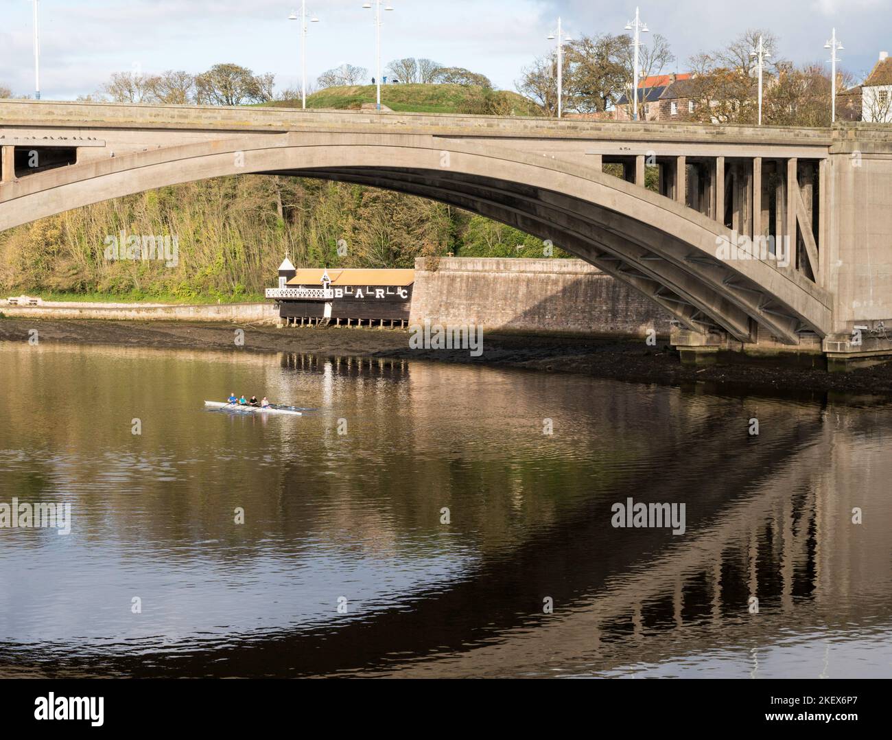 Pavillon du club d'aviron amateur de Berwick vu sous le pont Royal Tweed avec une carapace de course et un équipage, Berwick Upon Tweed, Angleterre, Royaume-Uni Banque D'Images