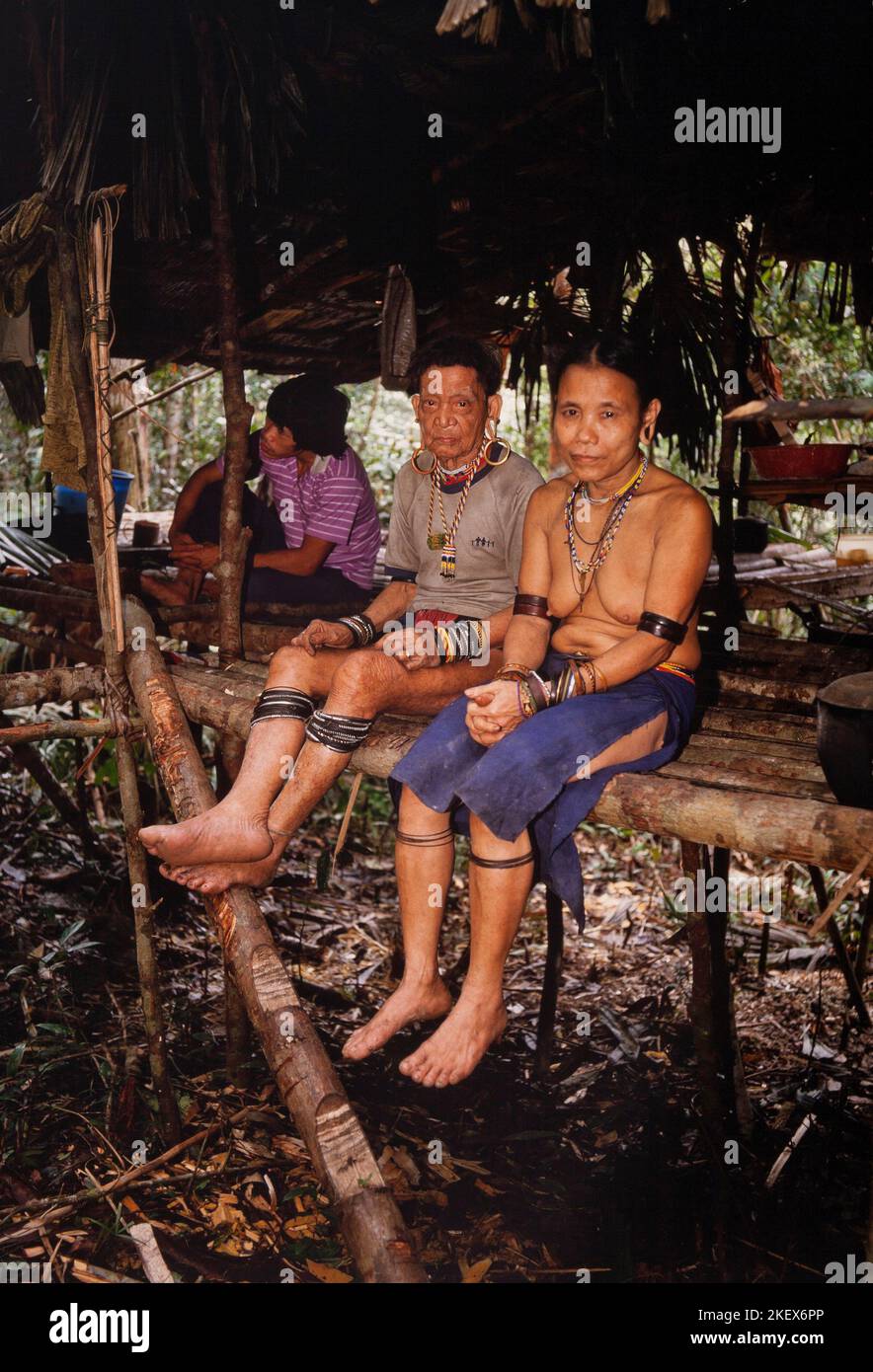 Penan indigènes de Sarawak, Bornéo, groupe familial, Malaisie orientale Banque D'Images