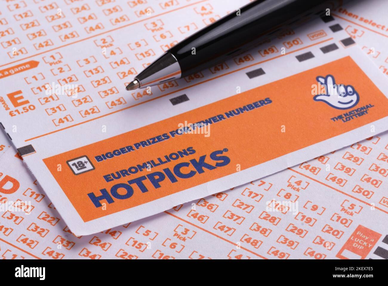 EUROMILLIONS HOTPIKS billets de loterie vierges et le stylo noir placé sur le dessus. Loterie nationale du Royaume-Uni. Mise au point sélective. Stafford, Royaume-Uni, novembre Banque D'Images