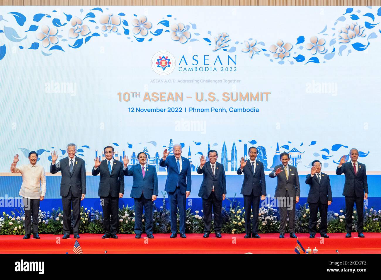 Phnom Penh, Cambodge. 12 novembre 2022. Les dirigeants se sont ralliés à la photo de groupe au début du Sommet de l'ANASE, à 12 novembre 2022, à Phnom Penh, au Cambodge. De gauche à droite : le Président philippin Ferdinand Marcos Jr., le Premier ministre de Singapour Lee Hsien Loong, le Premier ministre de Thaïlande Prayuth Chan-ocha, le Premier ministre du Vietnam Pham Minh Chinh, le Président des États-Unis Joe Biden, le Premier ministre cambodgien Hun Sen, le Président indonésien Joko Widodo, le Brunéi Sultan Hassanal Bolkiah, le Premier ministre du Laos Phankham Viphavanh, Et le Président malaisien de la Chambre des représentants Azhar Azizan Harun. Crédit : Adam Schultz Banque D'Images